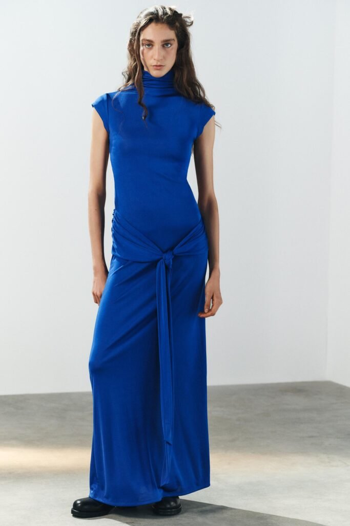 VESTIDO COMPRIDO COM LAÇO E ABERTURA