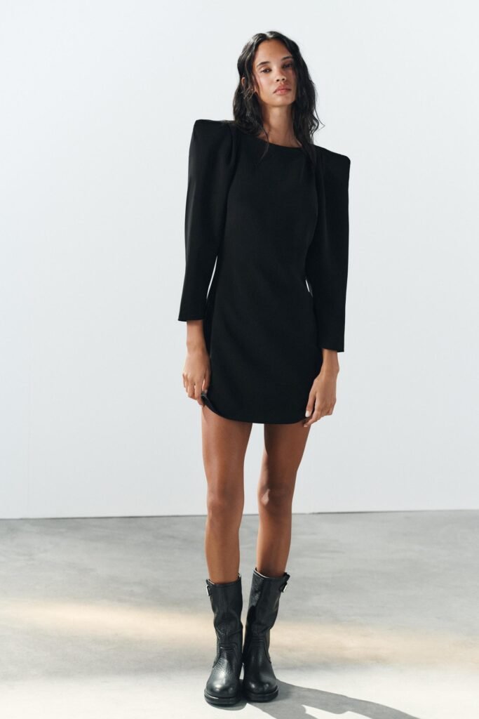 VESTIDO CURTO COM OMBREIRAS