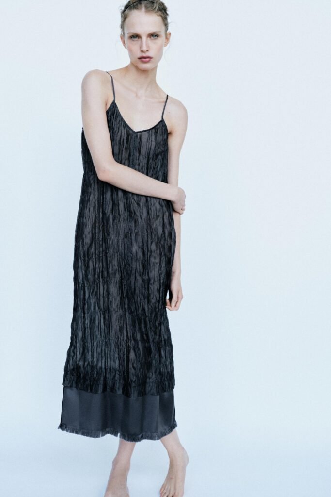 VESTIDO DE ALÇAS COM EFEITO ENRUGADO
