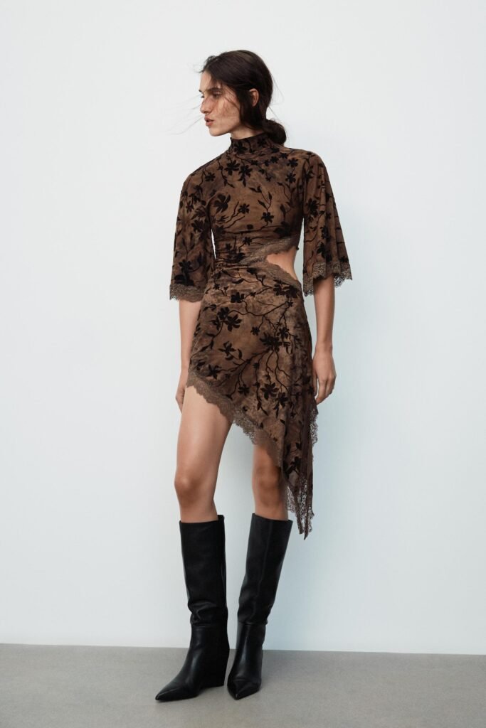 VESTIDO MINI FLOCADO COM ABERTURA