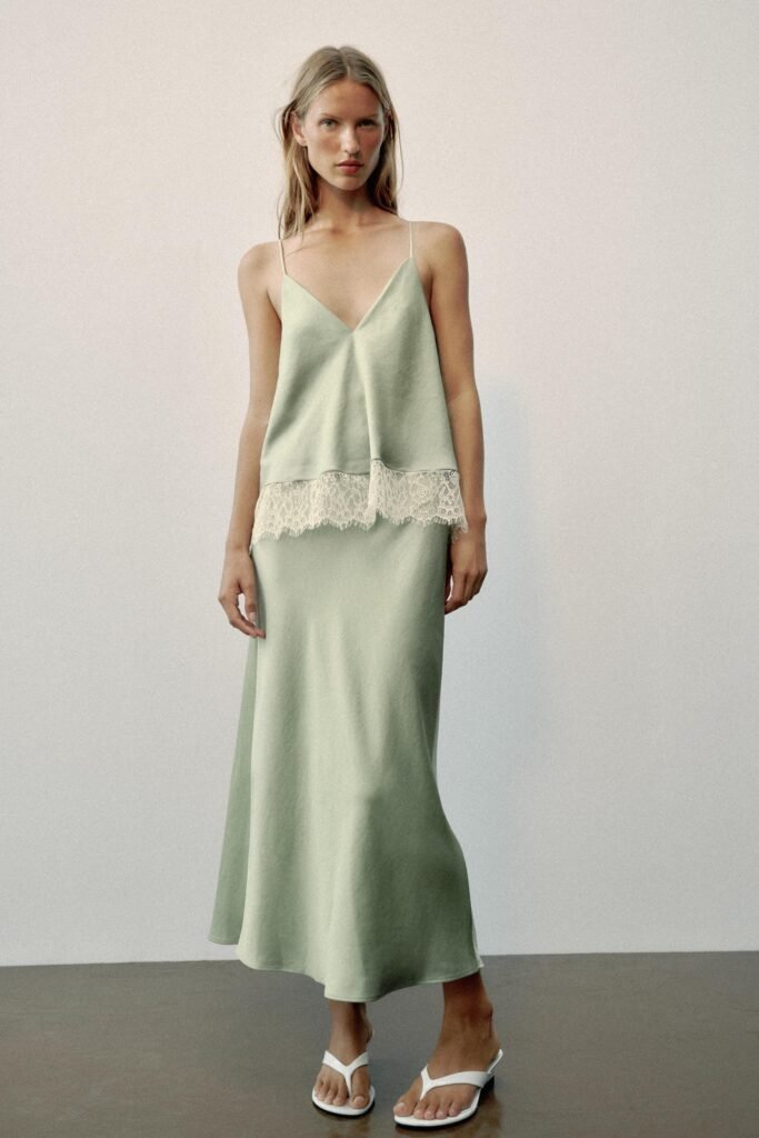 VESTIDO MIDI TIPO LINGERIE COMBINADO COM RENDA