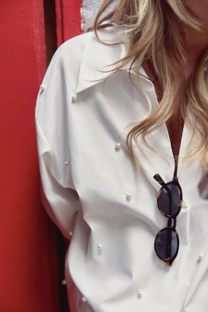 CAMISA DE POPELINA COM PÉROLAS