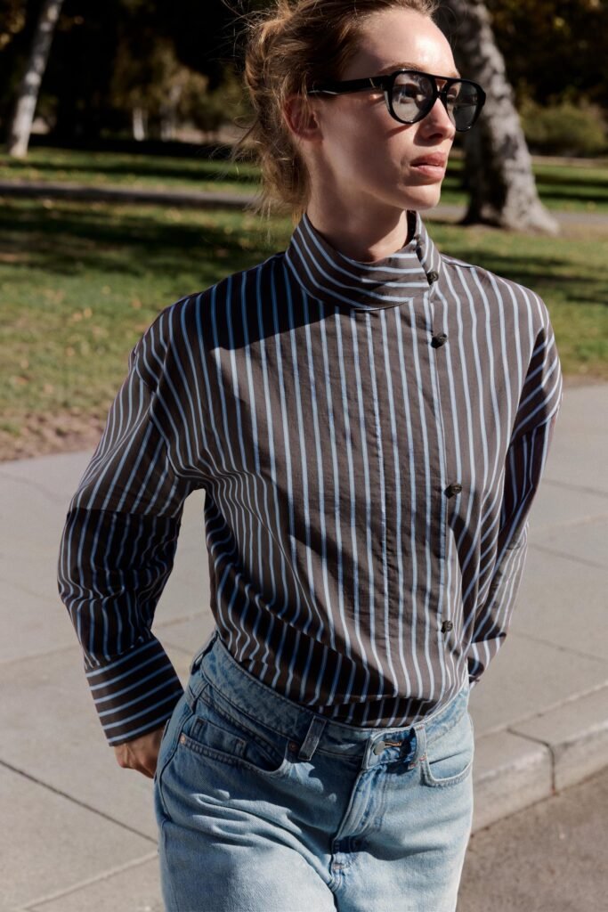 CAMISA ÀS RISCAS COM GOLA SUBIDA