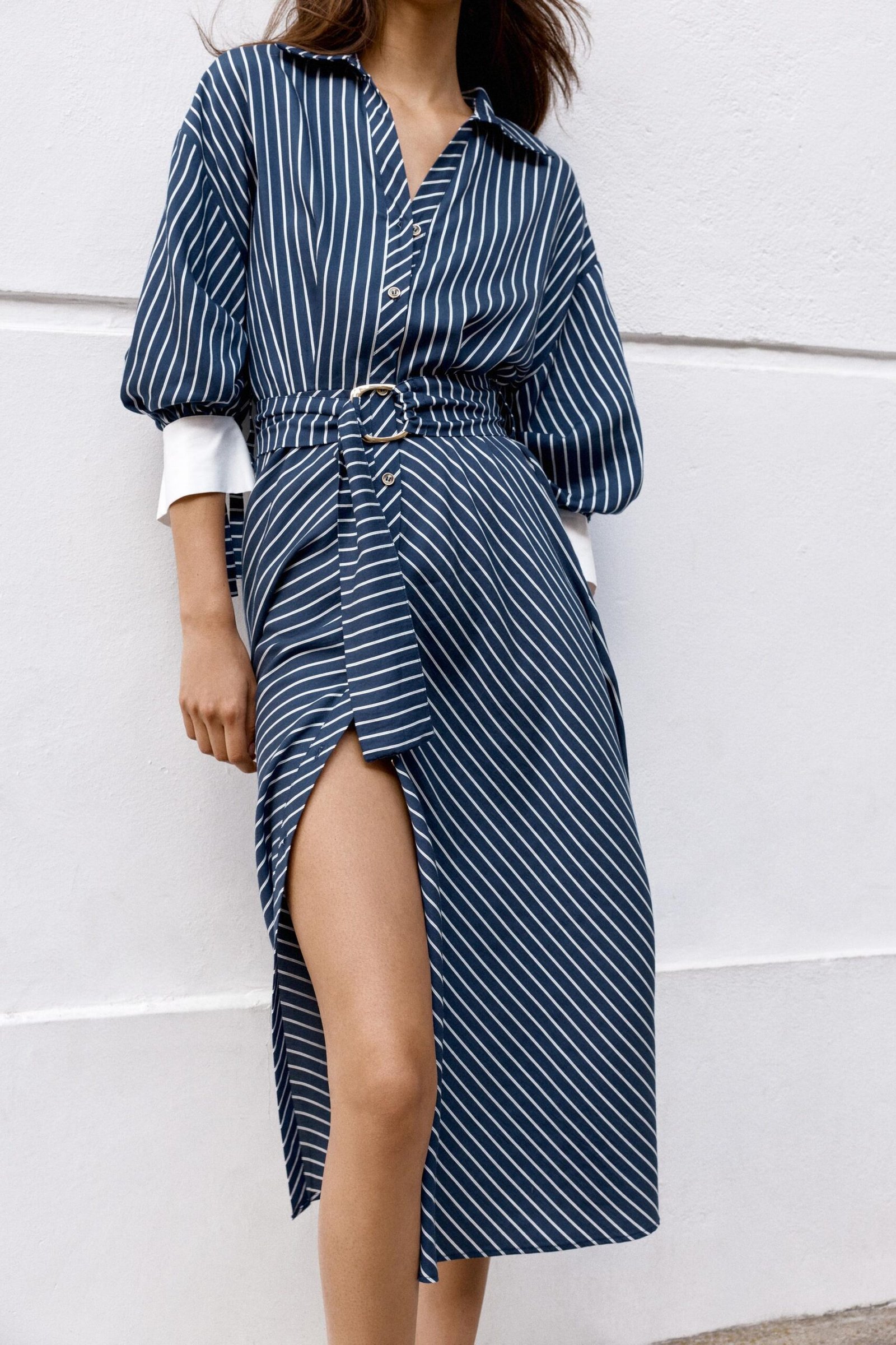 VESTIDO MIDI ÀS RISCAS COM CINTO - Image 2