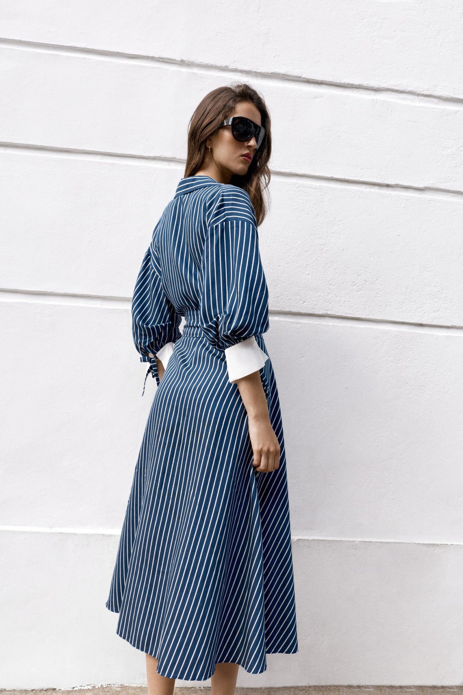 VESTIDO MIDI ÀS RISCAS COM CINTO - Image 7