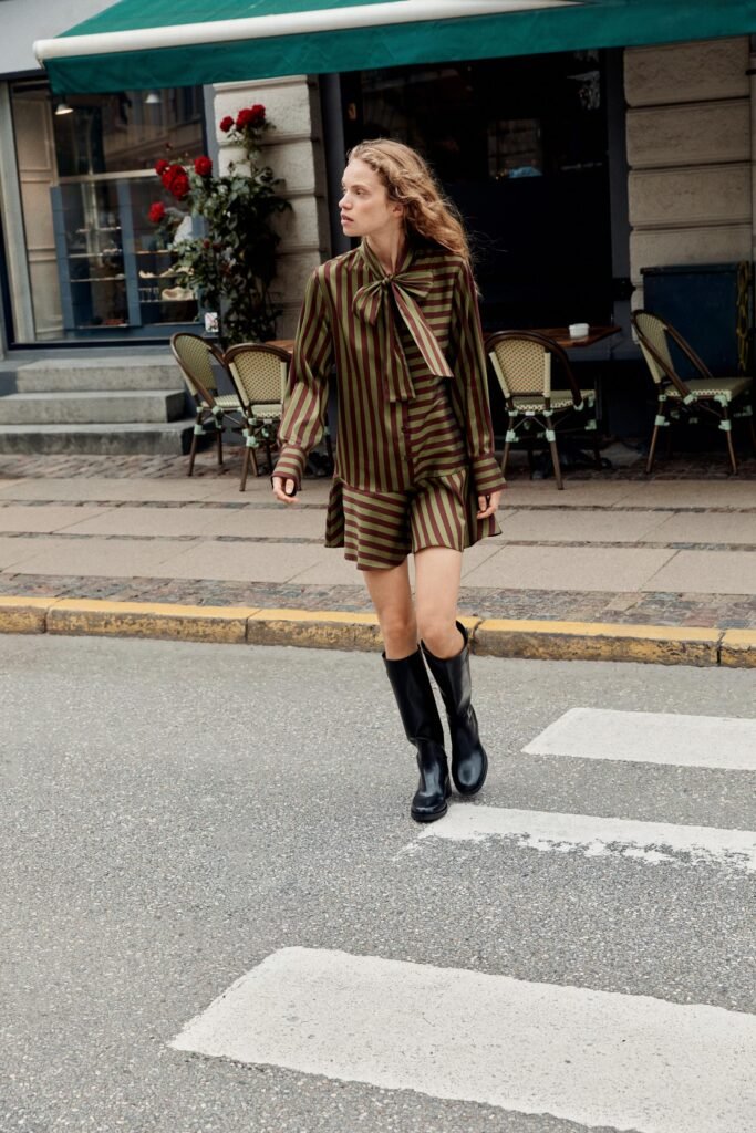 VESTIDO ÀS RISCAS COM LAÇO