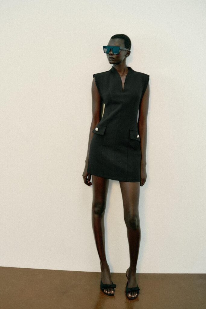 VESTIDO CURTO COM OMBREIRAS