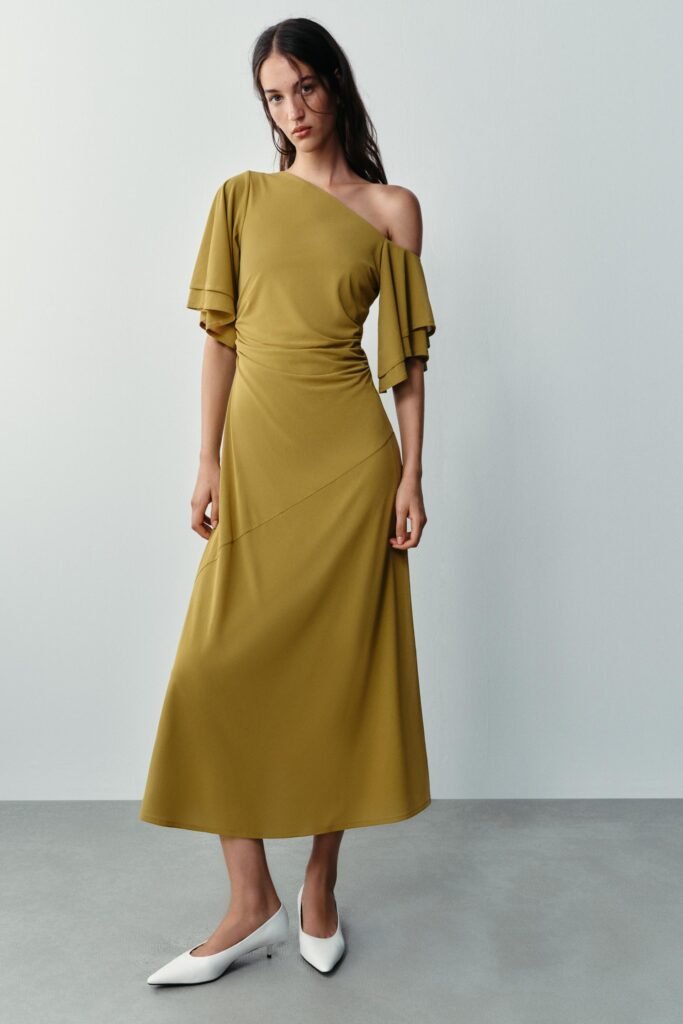 VESTIDO COM MANGAS COM FOLHO