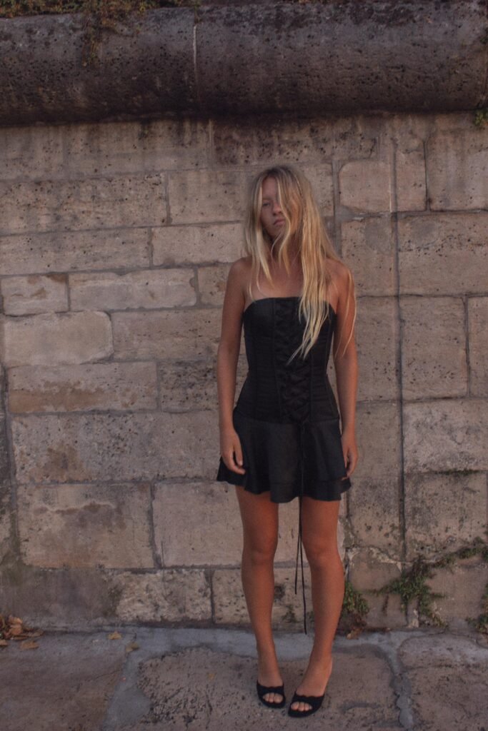 VESTIDO MINI COM INSPIRAÇÃO CORSETRY E FOLHOS