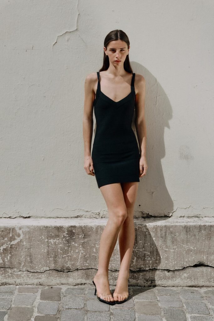 VESTIDO CURTO ELÁSTICO COM FAIXAS
