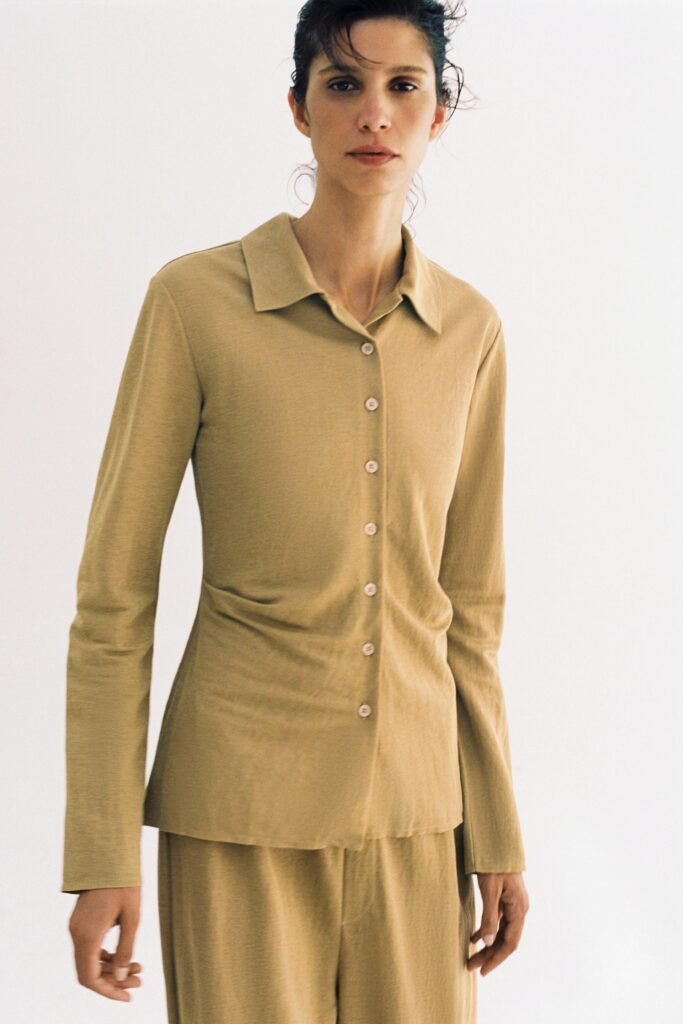 CAMISA COM PREGAS E BOTÕES