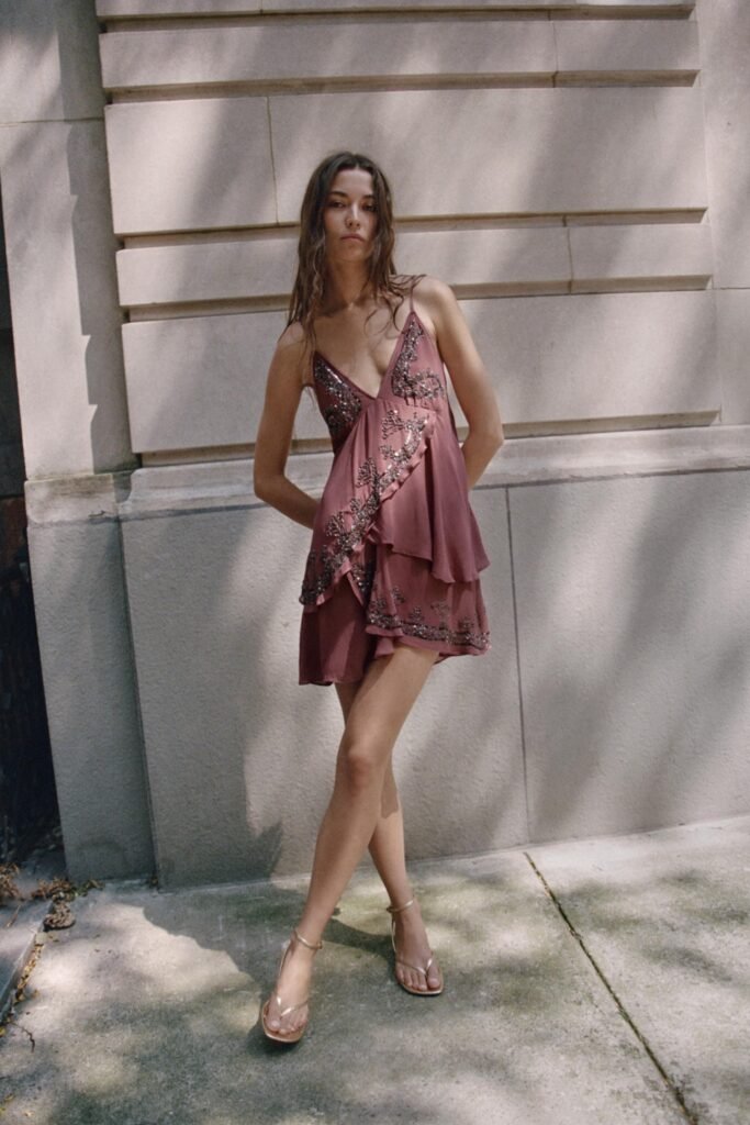 VESTIDO CURTO DE LANTEJOULAS