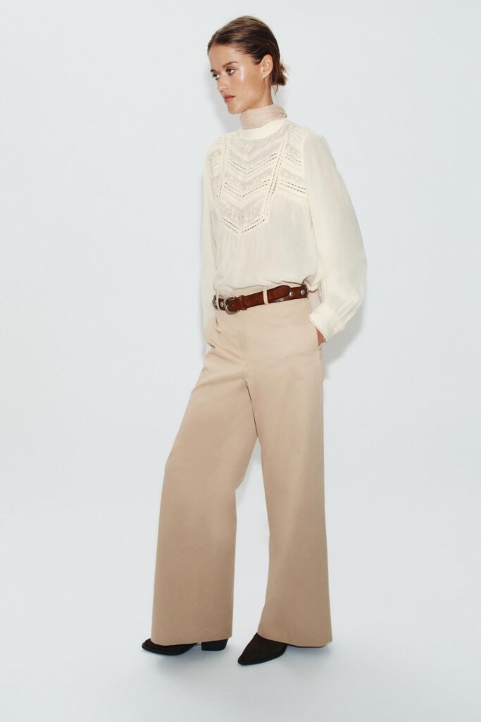 BLUSA ROMÂNTICA COM BORDADOS FLORAIS