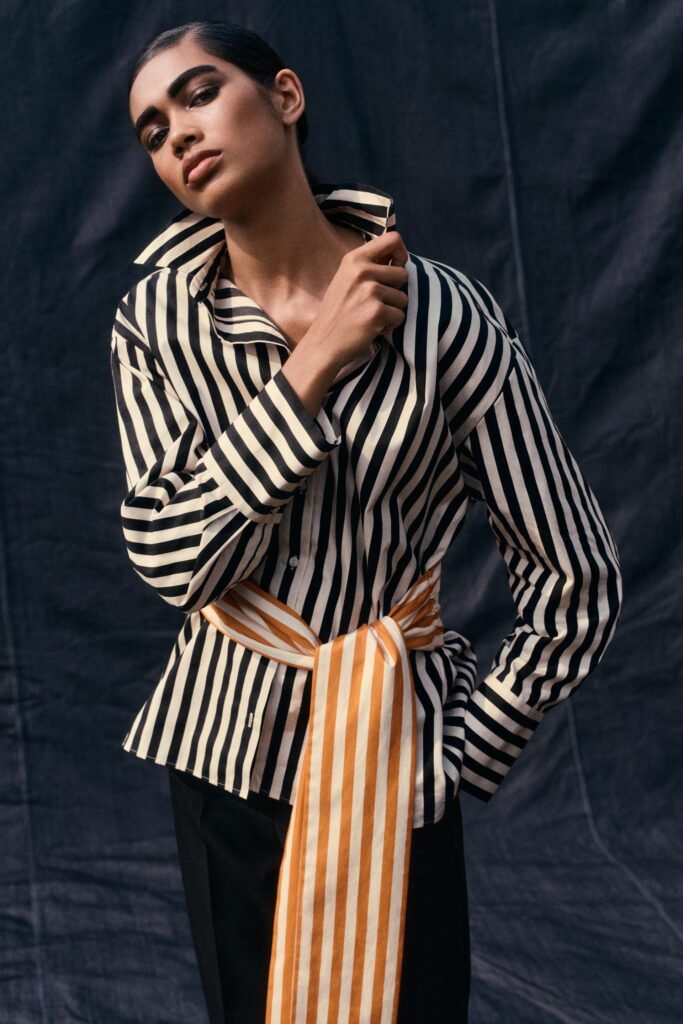CAMISA ÀS RISCAS COM CINTO COMBINADO
