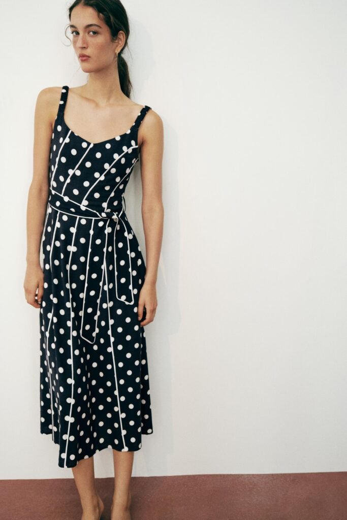 VESTIDO MIDI ÀS BOLINHAS COM CINTO