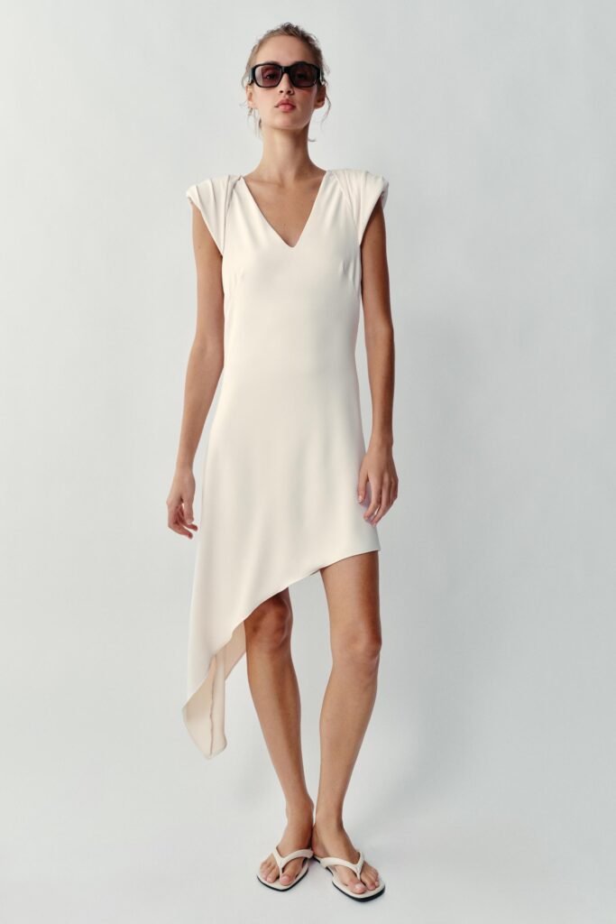VESTIDO CURTO ASSIMÉTRICO COM OMBREIRAS