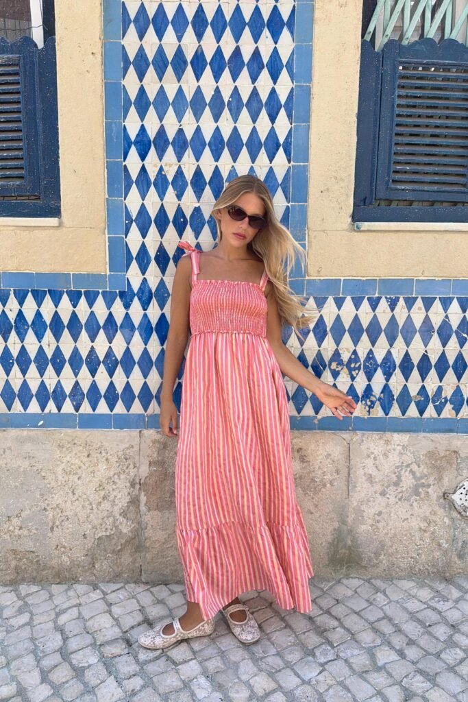 VESTIDO MIDI ÀS RISCAS