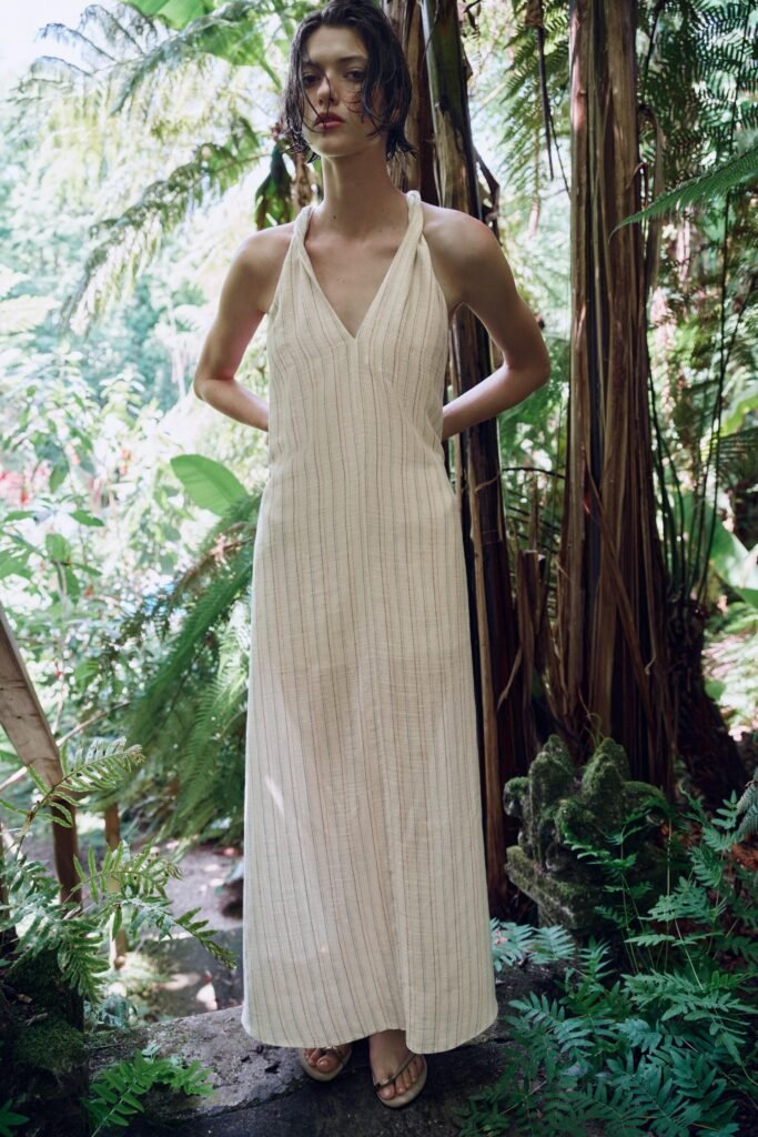 VESTIDO COMPRIDO ÀS RISCAS COM FIO METALIZADO