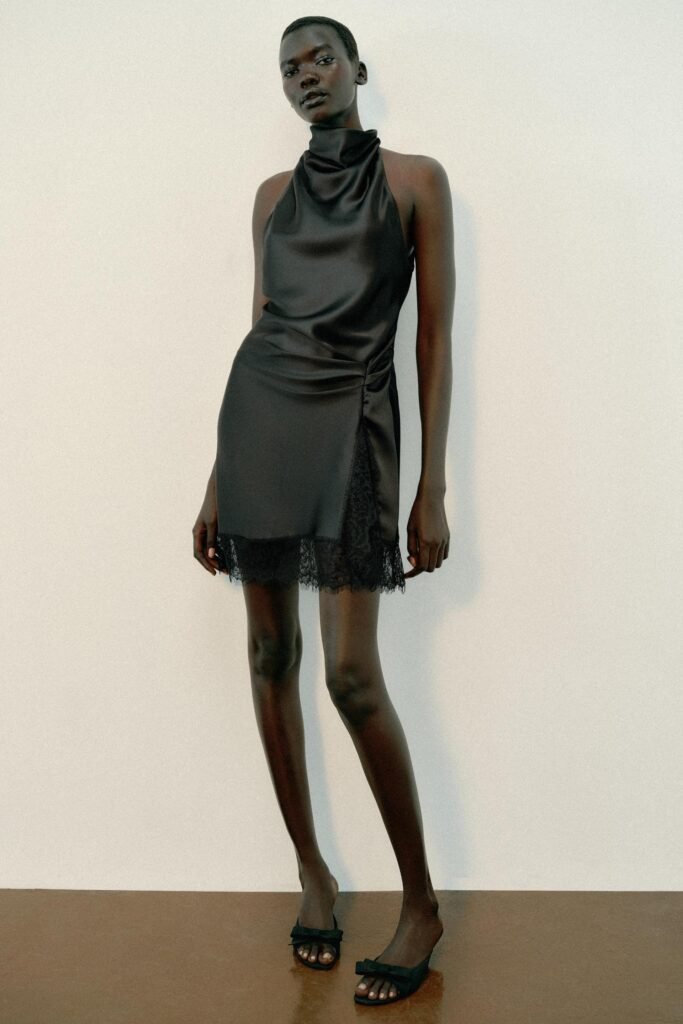 VESTIDO HALTER ACETINADO COM RENDA