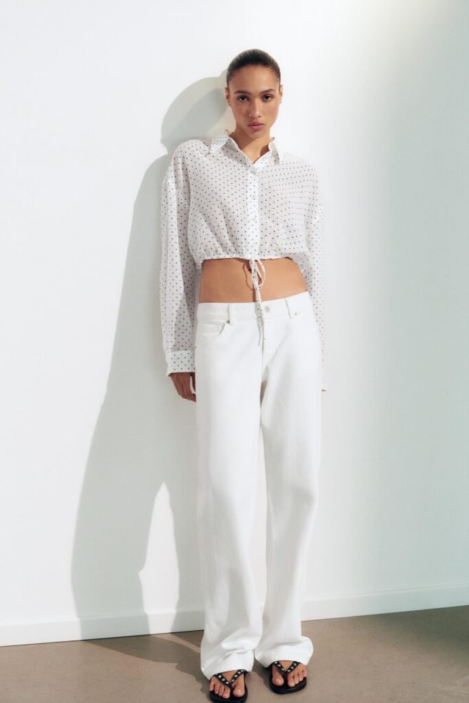 CAMISA DE GAZE CROPPED COM CORDÃO AJUSTÁVEL ÀS BOLINHAS