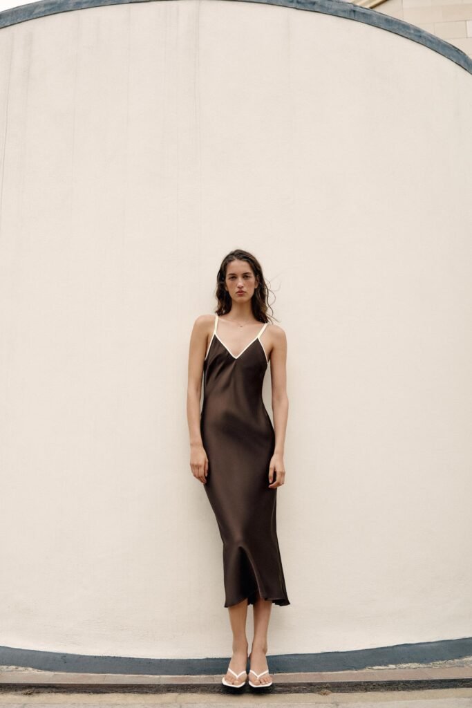 VESTIDO MIDI ACETINADO COM VIVOS EM CONTRASTE