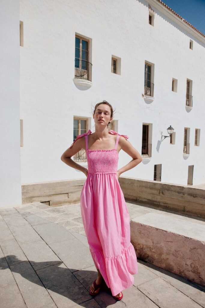 VESTIDO ÀS RISCAS COM LAÇOS
