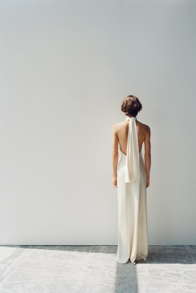 VESTIDO COMPRIDO ACETINADO COM LAÇADA