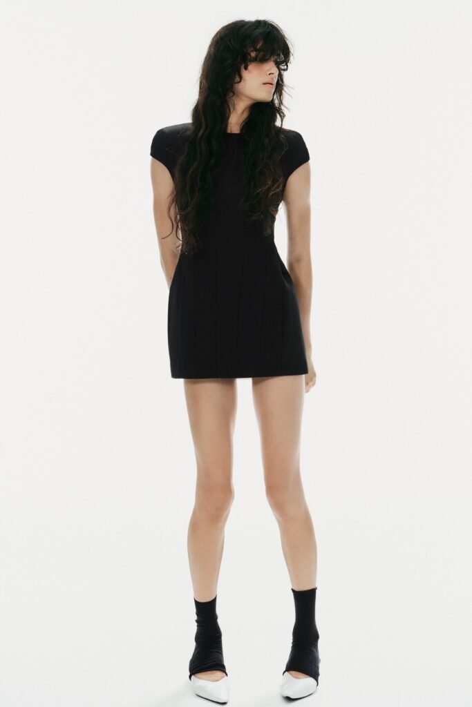 VESTIDO CURTO COM COSTURAS E OMBREIRAS