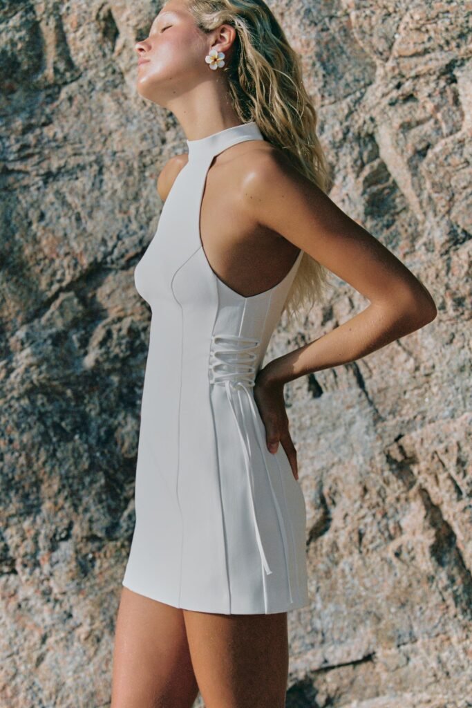 VESTIDO HALTER COM LAÇADAS LATERAIS