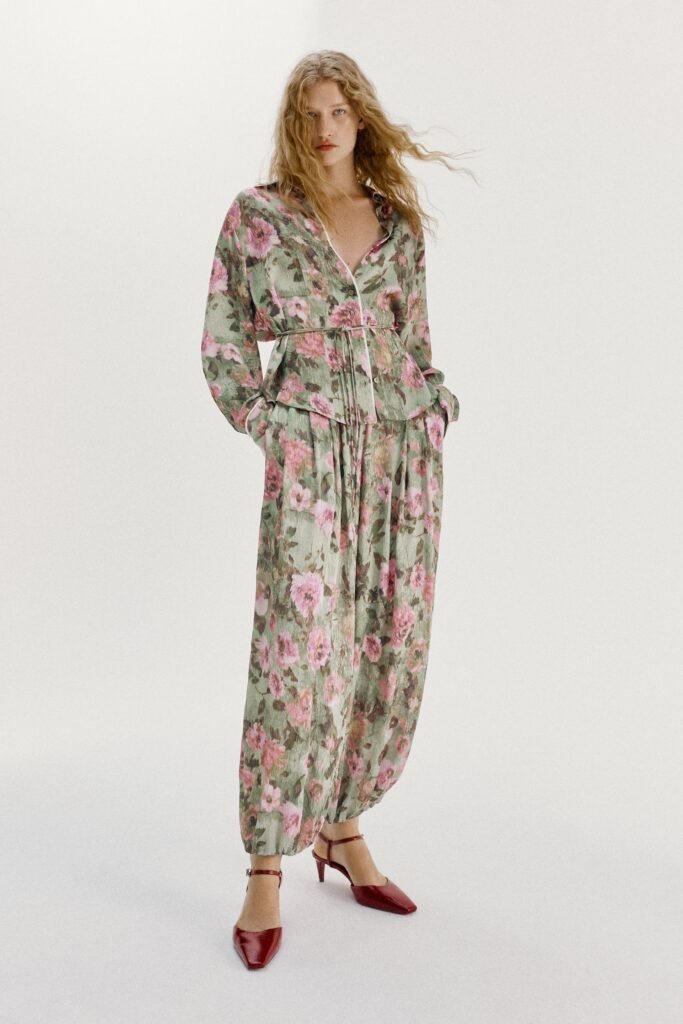 CALÇAS ESTILO BOMBACHAS COM ESTAMPADO FLORAL