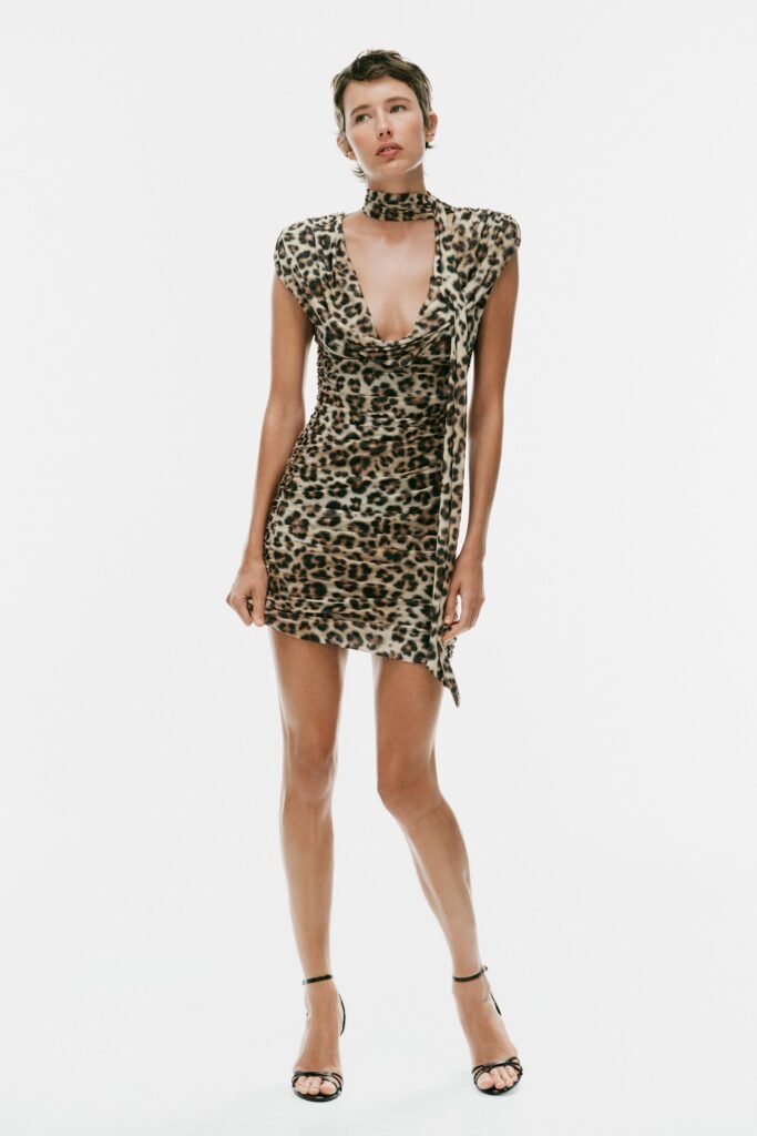 VESTIDO MINI DRAPEADO COM FOULARD E ESTAMPADO ANIMAL