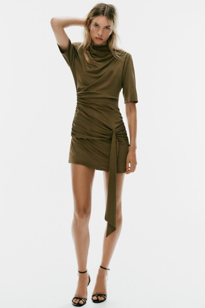 VESTIDO MINI COM FRANZIDOS E FAIXA