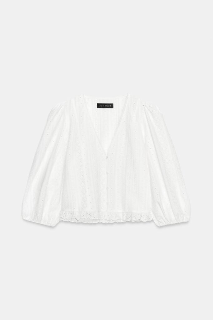 BLUSA COM BORDADOS PERFURADOS