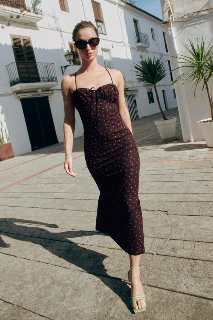 VESTIDO MIDI ÀS BOLINHAS COM LINHO