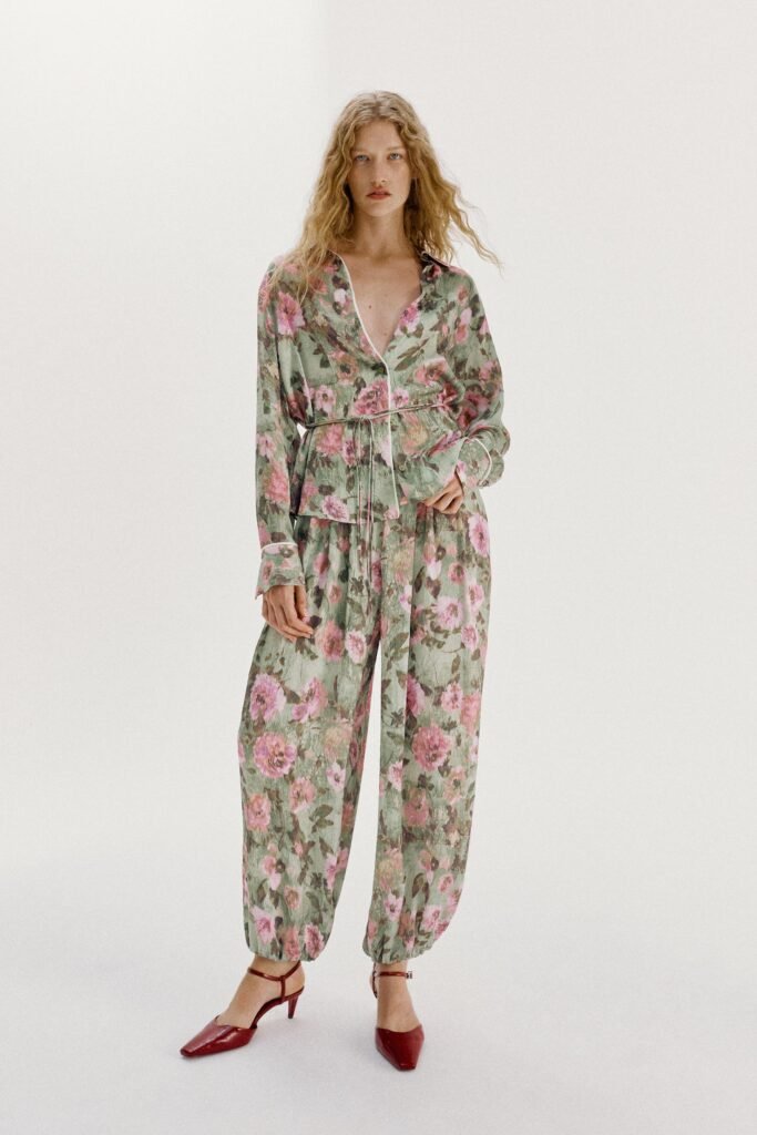 CAMISA COM ESTAMPADO FLORAL E CINTO FINO