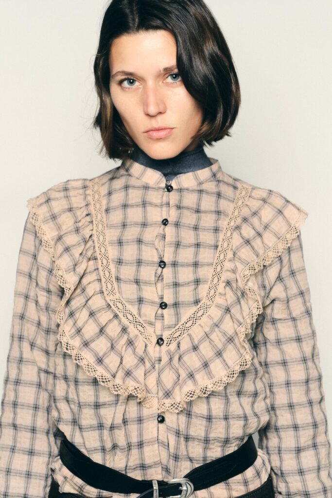 BLUSA AOS QUADRADOS COM RENDINHA
