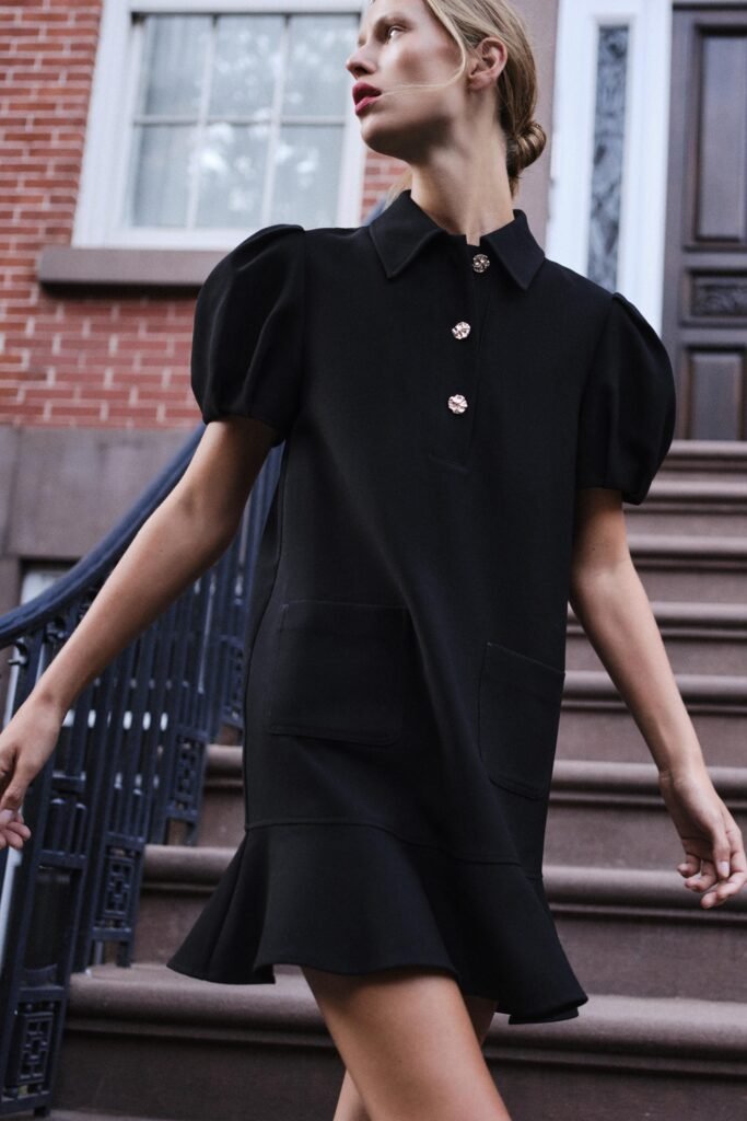 VESTIDO CURTO COM MANGA PLISSADA