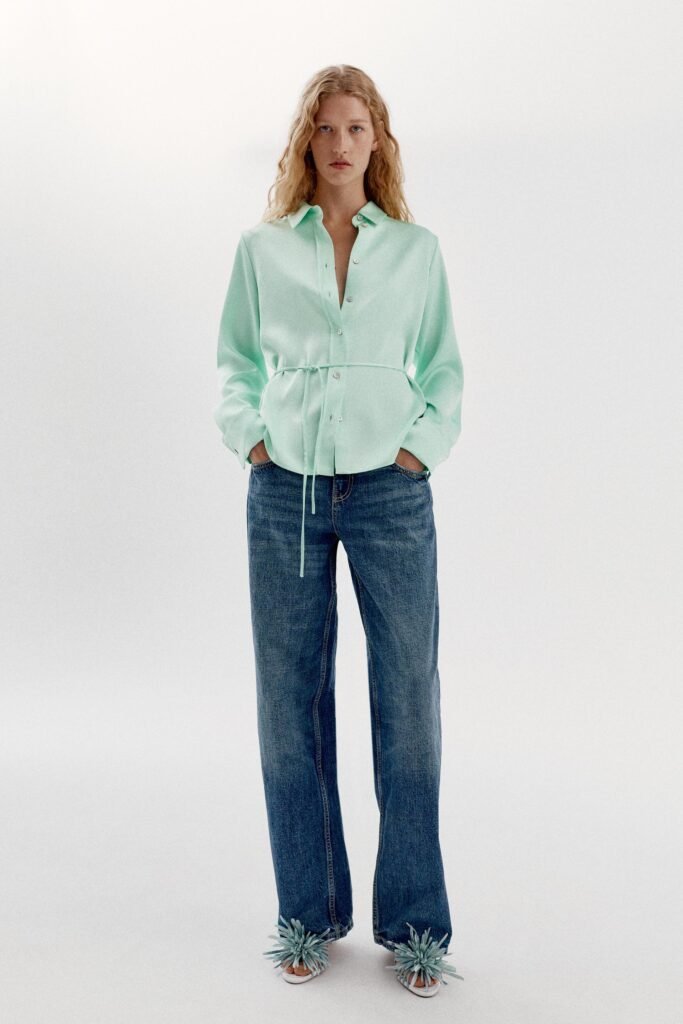 CAMISA ACETINADA COM LAÇO NAS COSTAS