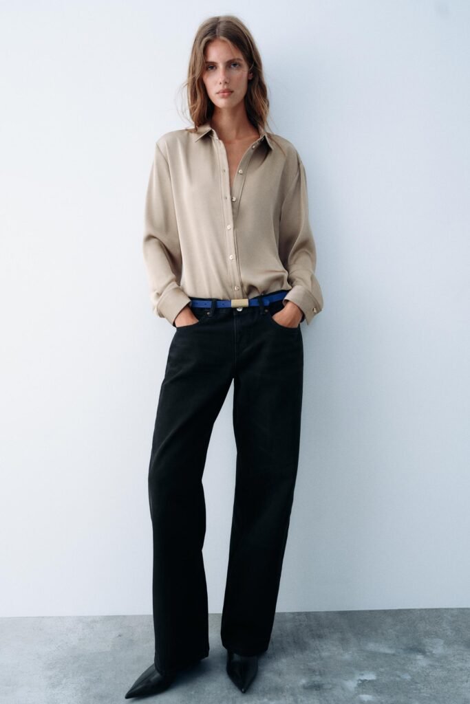CAMISA ACETINADA COM BOTÃO DOURADO