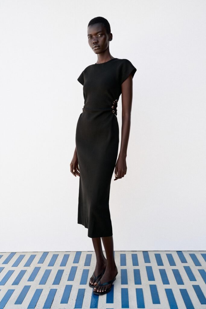 VESTIDO DE MALHA CUT OUT COM ESFERAS