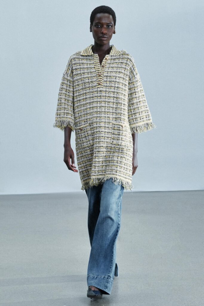 VESTIDO DE MALHA ESTRUTURADA COM ACABAMENTO DESFIADO