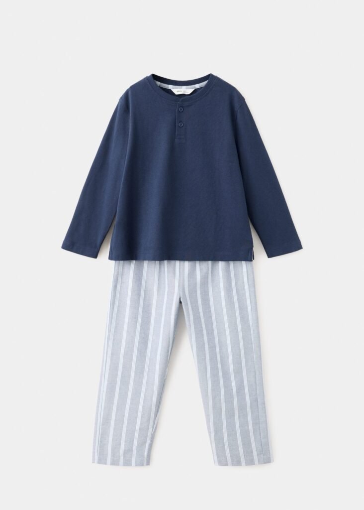 Conjunto de pijama às riscas