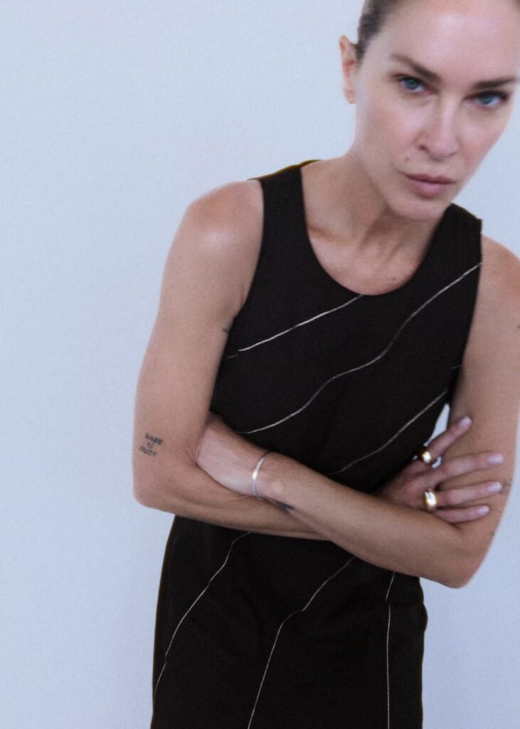 Vestido de linho com costuras em contraste