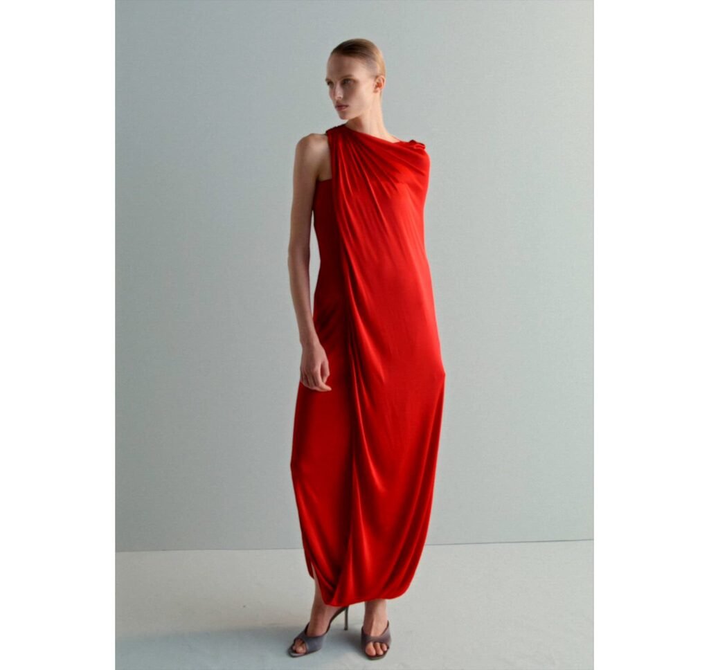 Vestido caicai com detalhe de capa